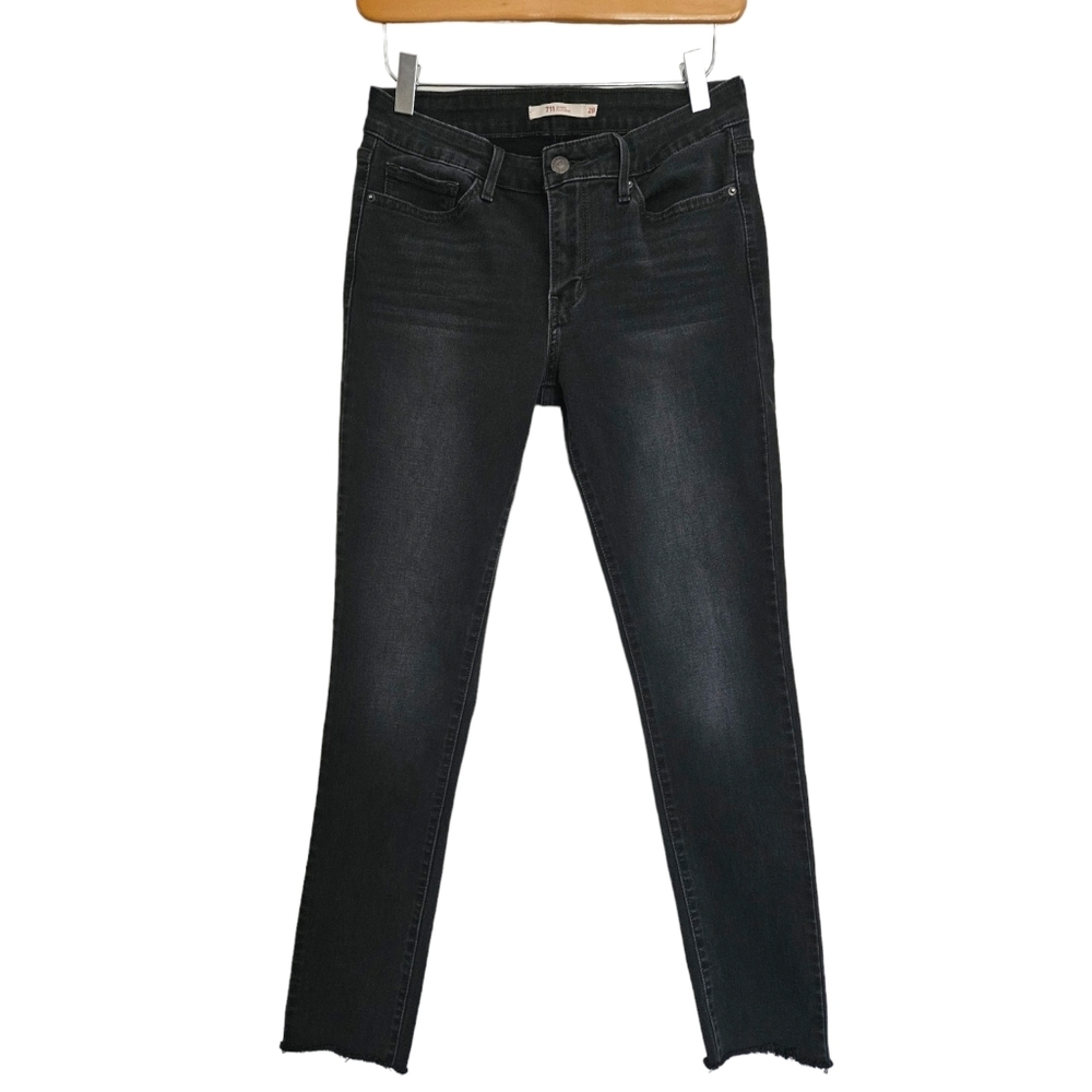 *Hemmed* Levi's 711 skinny jeansā black wash